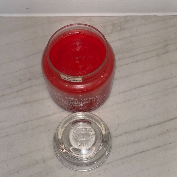 RARE Yankee Candle Country Kitchen Wild Strawberry Red Vintage 14.5 oz - Picture 2 of 6
